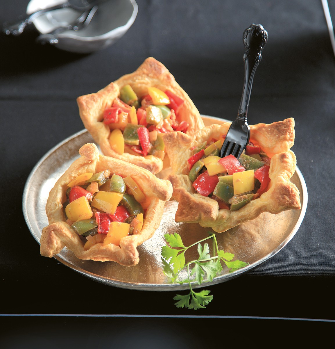 MIKRI-kalathaki-sfoliatas-me-pikantiki-piperosalata