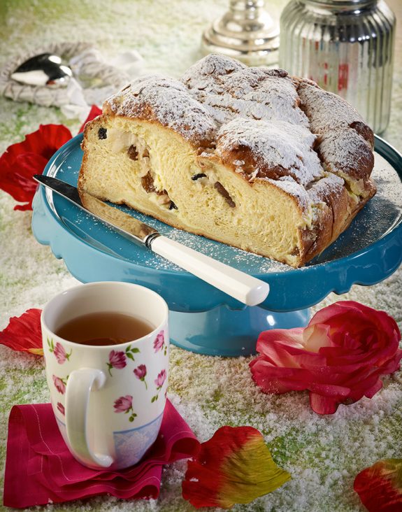 tsoureki-me-stafides