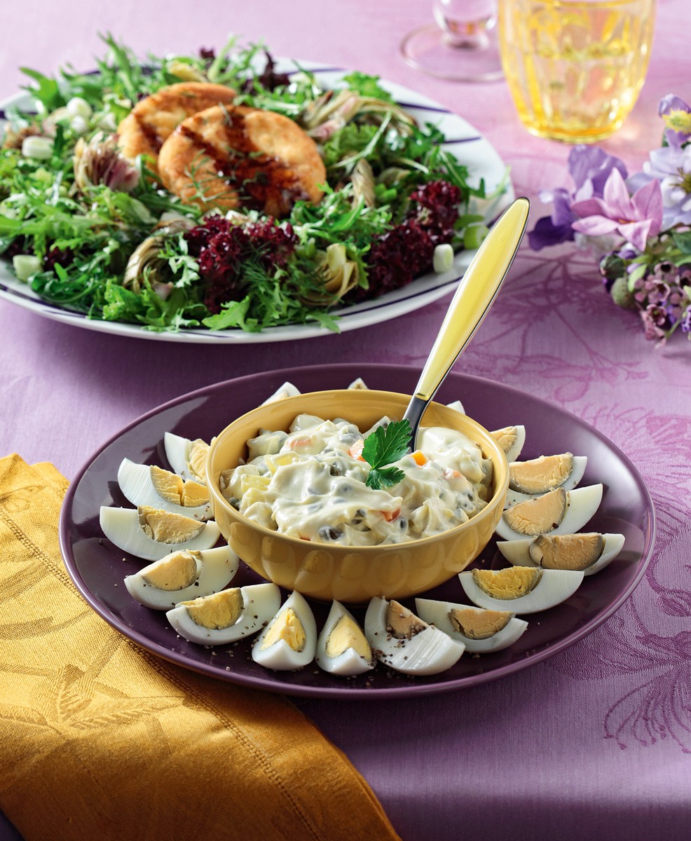 21110330_8090_avga-pasxalina-me-mayoneza-&-salata-prasini-me-freskies-agginares-