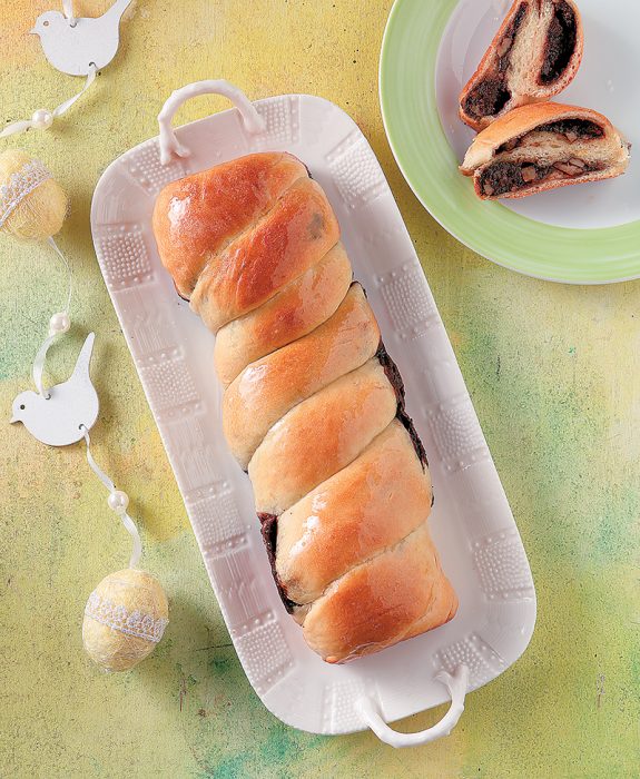 tsoureki-gemisto-me-pasta-karydiou