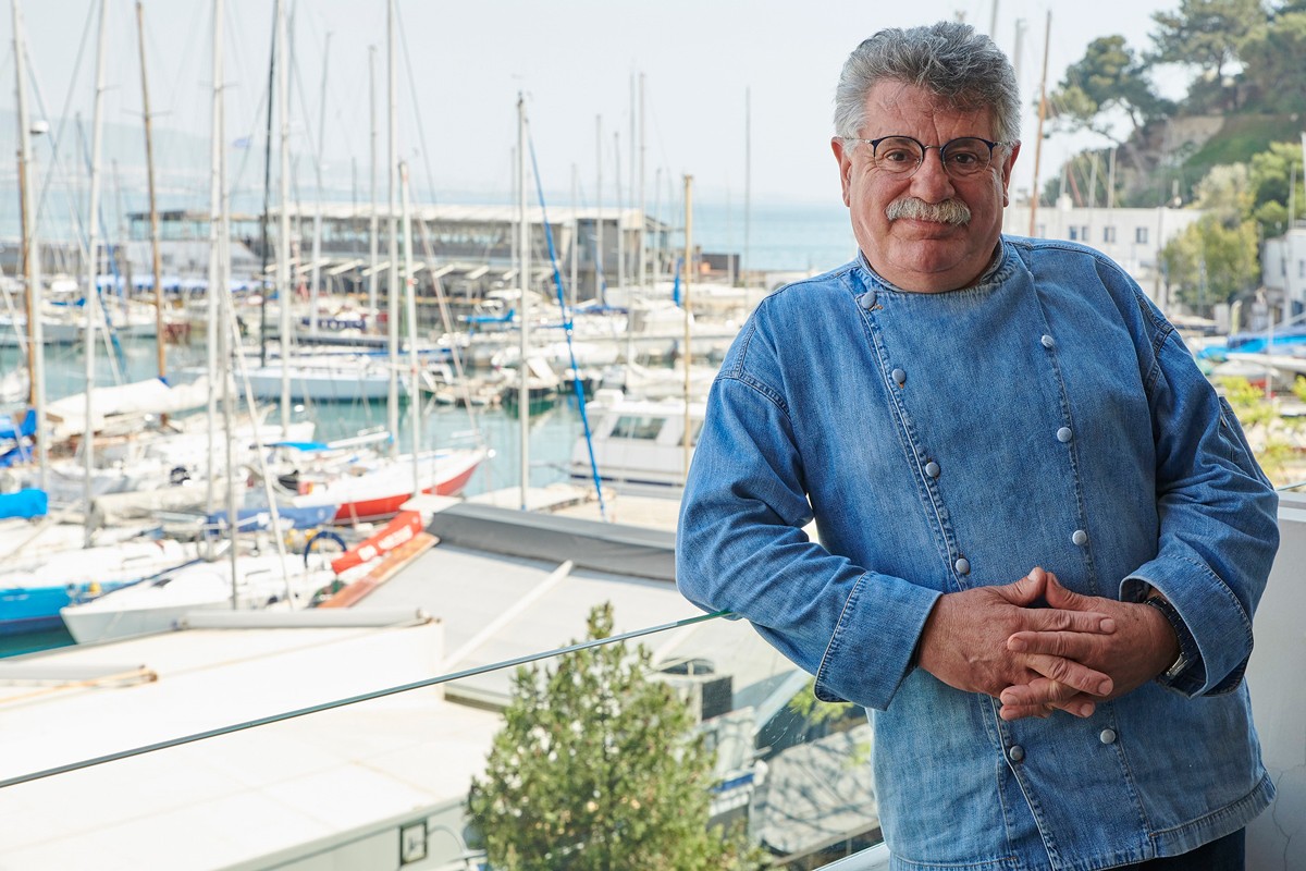 mikri-Lazarou-new-photo-Varoulko-balcony