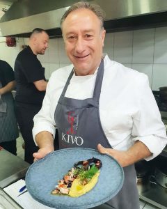 Το Αβαντίς Cellar Door της Σαντορίνης υποδέχεται τον Γιάννη Μπαξεβάνη