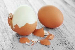 Viral: Πώς να ξεφλουδίσεις ένα αβγό σε δευτερόλεπτα