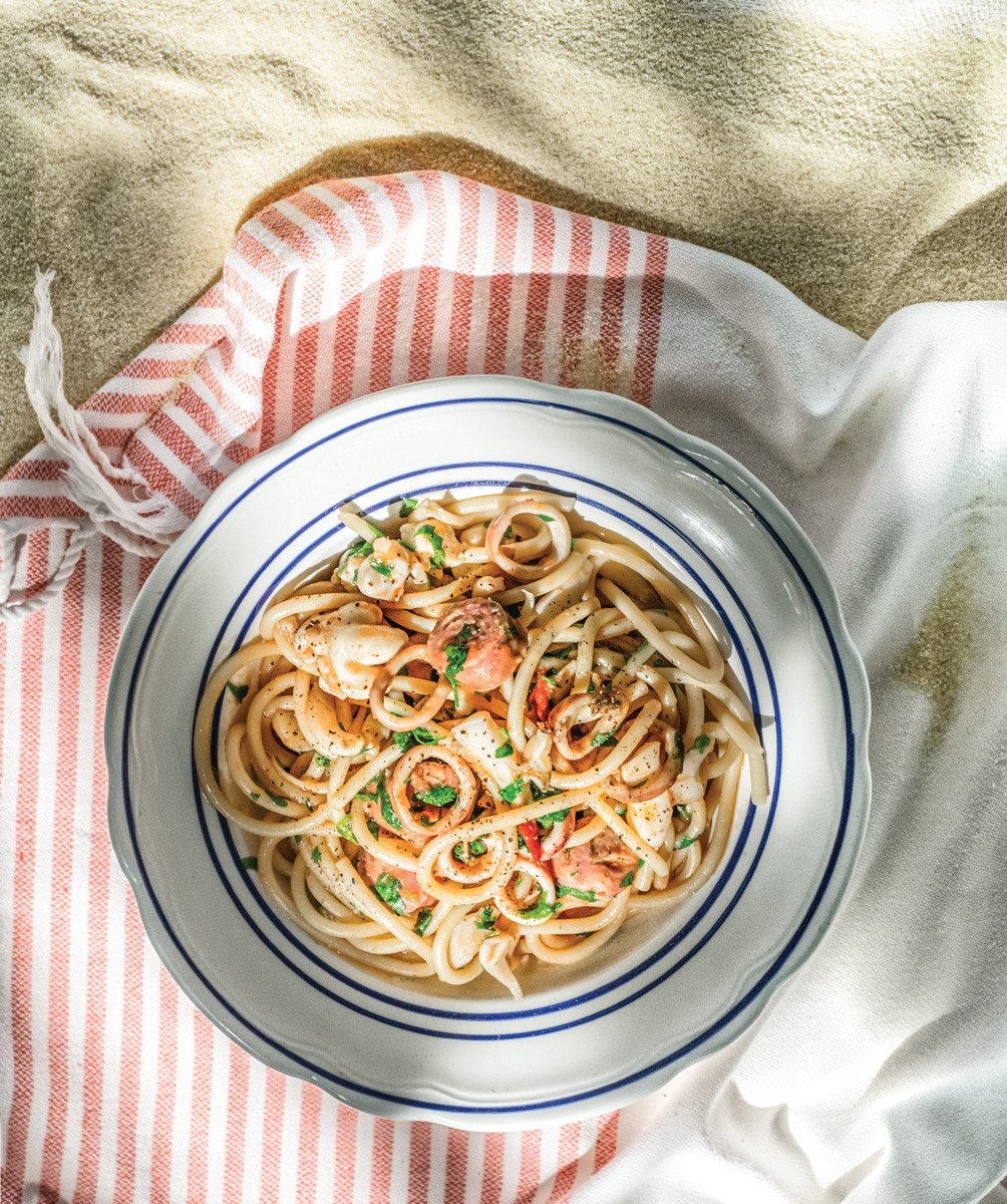 bougatini-me-karamari-soupia-loukaniko-