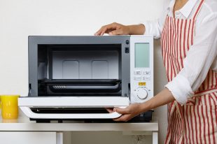 housewife who uses microwave oven