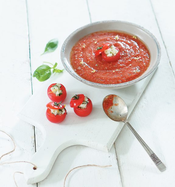 soupa-ntomatas-me-gemista-ntomatinia