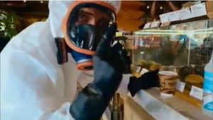 Κορωνοϊός – Viral: Κρητικός ντύθηκε «αστροναύτης» για να πάρει καφέ