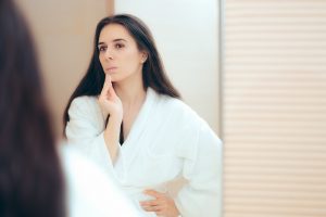 4 τροφές που πρέπει να αποφεύγεις αν έχεις λιπαρή επιδερμίδα