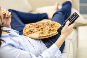 Βinge-watching nights με pizza, μοναδικές σειρές & ταινίες στην COSMOTE TV