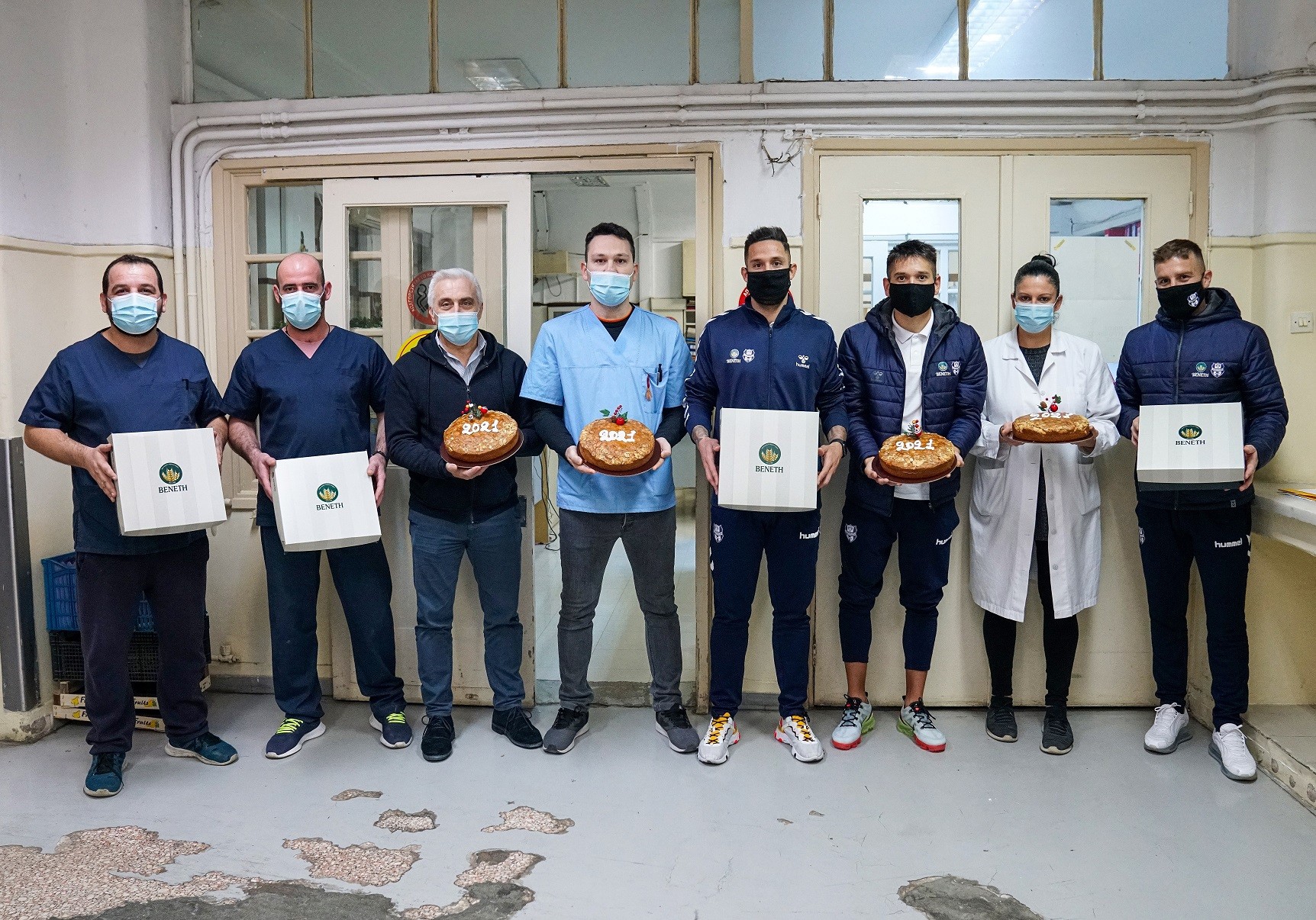 Προσωπικό του νοσοκομείου ΕΥΑΓΓΕΛΙΣΜΟΣ με αντιπροσωπεια παικ΄των της ΠΑΕ Απολλων Σμύρνης