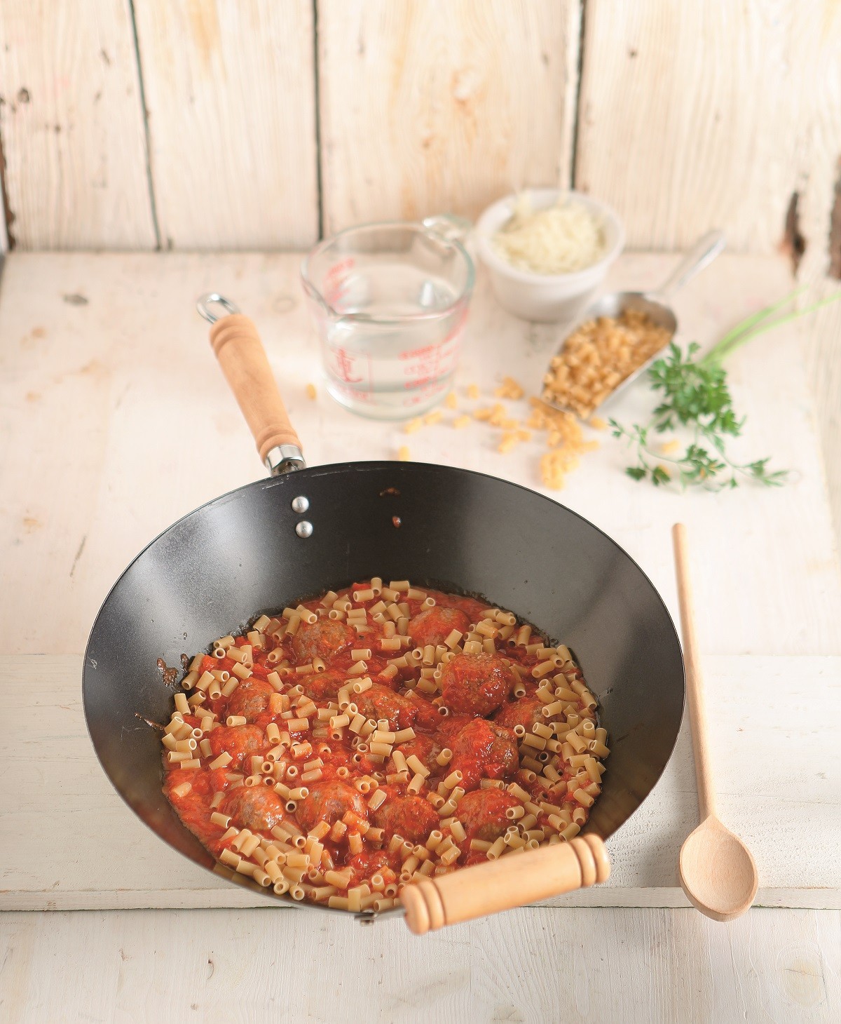 keftedakia me kofto makaronaki sto tigani