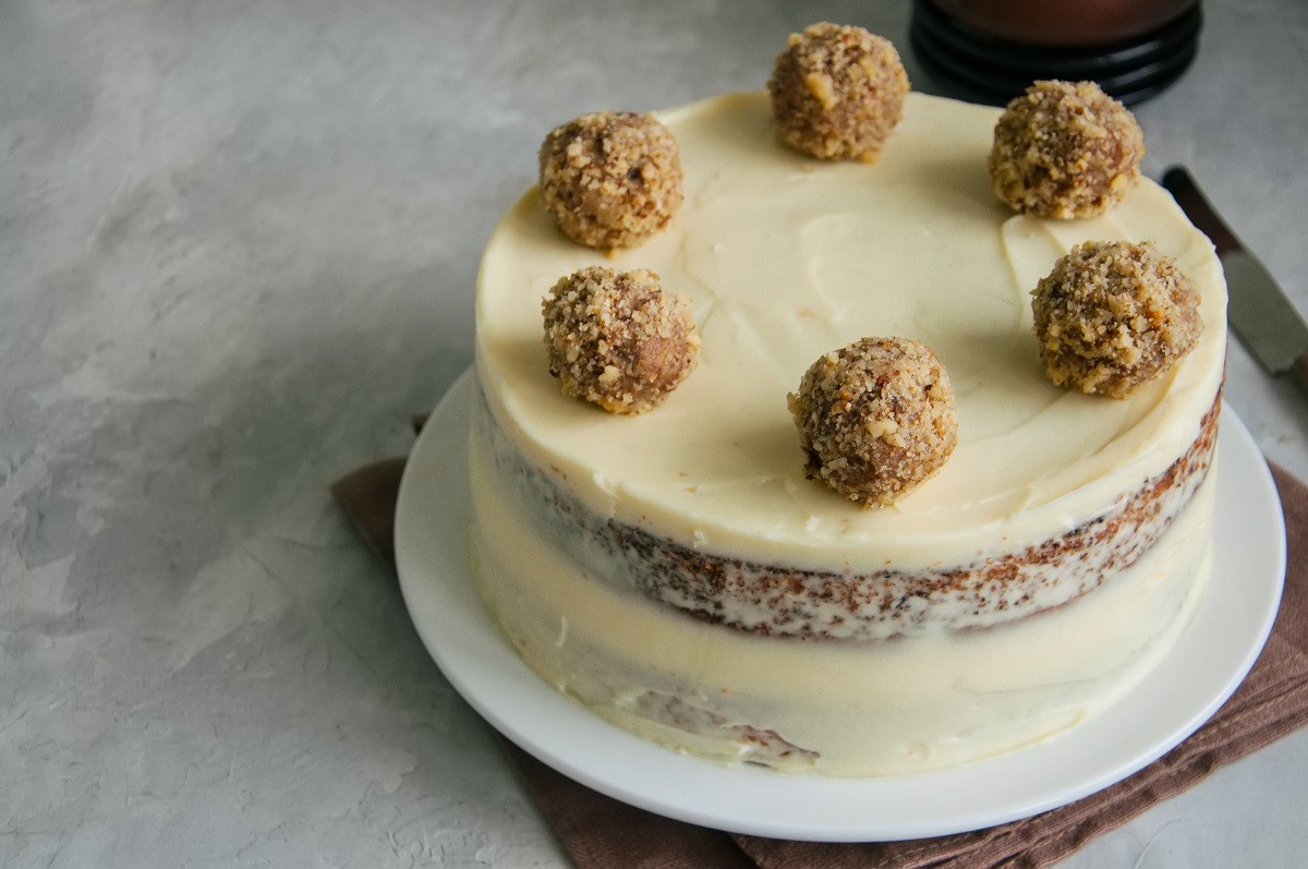 Homemade fruity Hummingbird cake with spices and pecan nuts, Rus