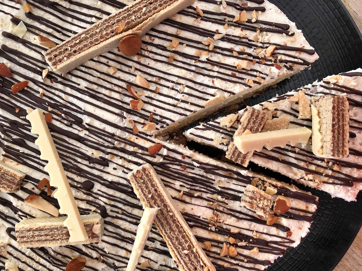 lefki tourta me gofretes mikri