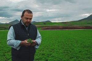 Ο Χαράλαμπος σπούδασε τεχνολόγος γεωπόνος και ασχολήθηκε με την καλλιέργεια αρωματικών φυτών