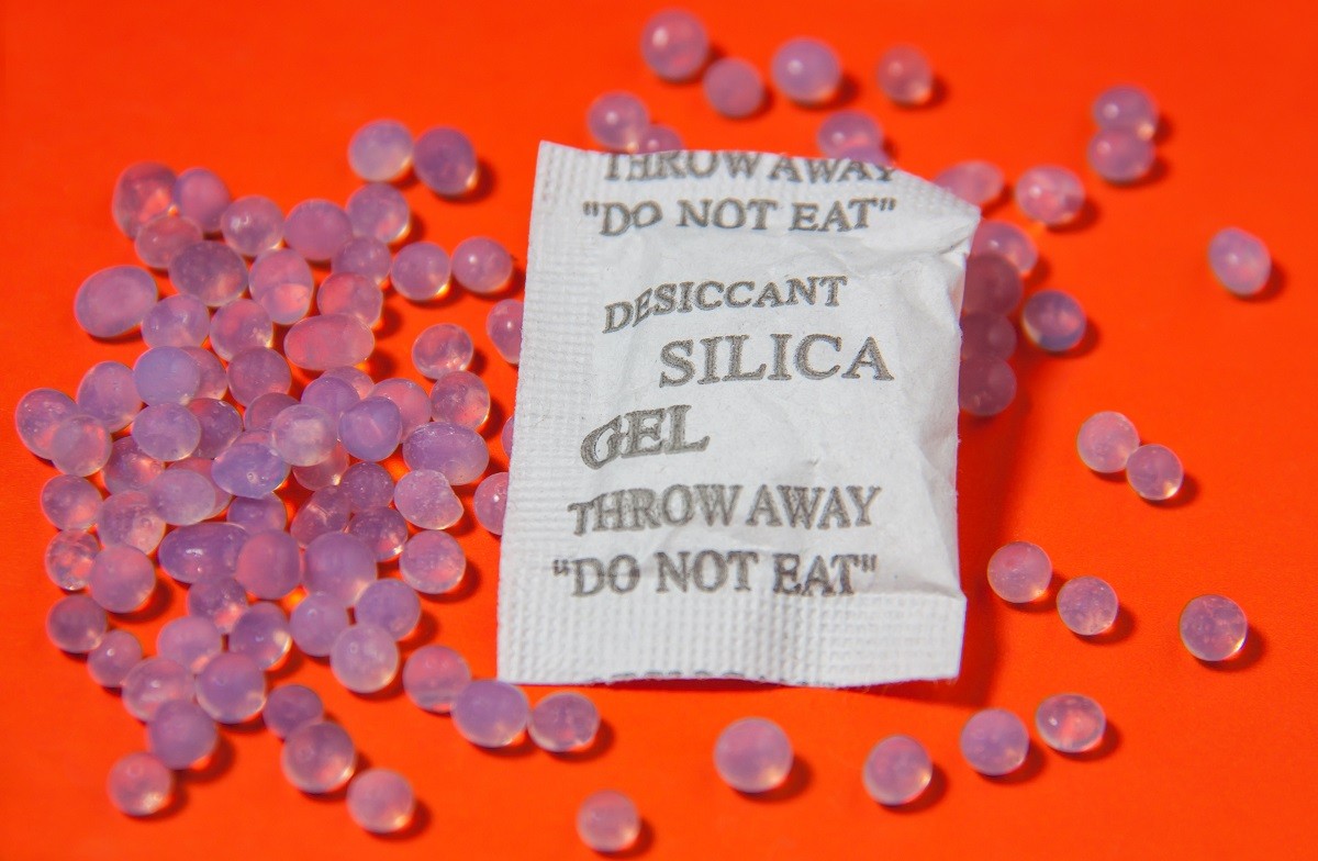 Silica gel bags on orange background.