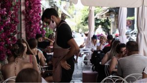 Τι ισχύει για τα υποχρεωτικά test των ανεμβολίαστων εργαζομένων στην εστίαση