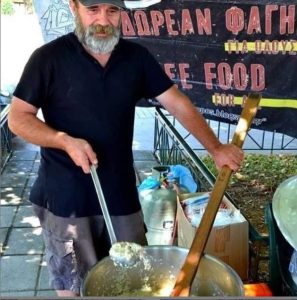 «Ο άλλος άνθρωπος»: Μαγειρεύουν με την τεράστια μαρμίτα τους για τους πυρόπληκτους