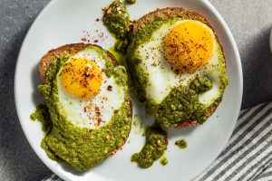 Pesto eggs: Πώς να φτιάξετε τη νέα γευστική τρέλα του TikTok