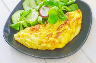 omelette with salad