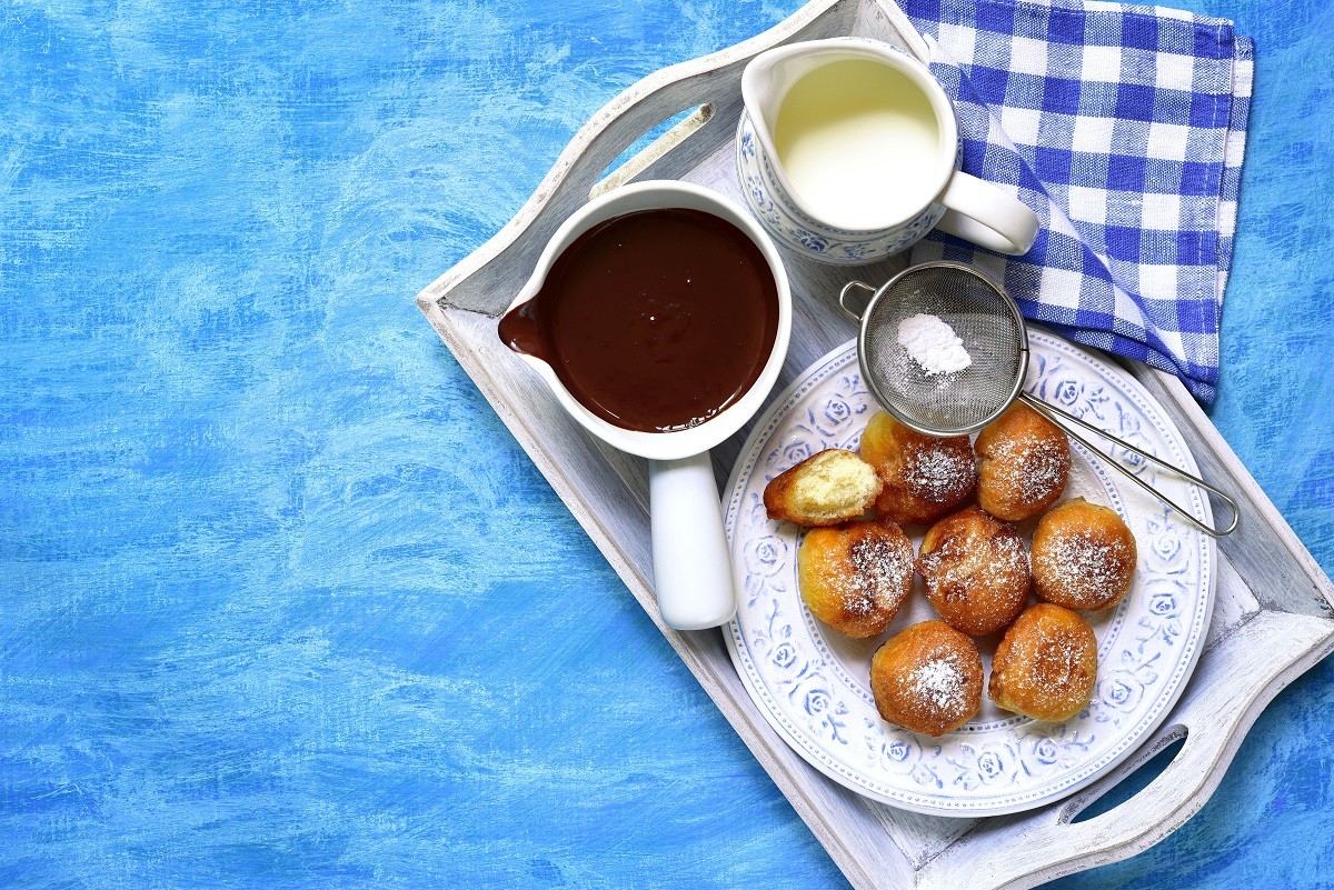 Vanilla doughnuts with chocolate sauce.
