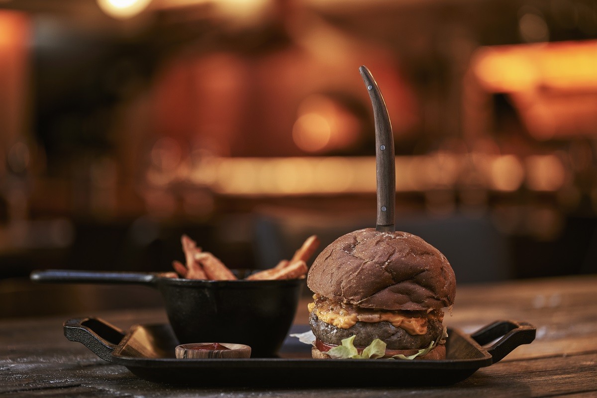 amorous projectΛος Άντζελες Burger, black Angus 220 gr, κρέμα τσένταρ, μαρμελάδα μπέικον κρεμμύδι και καλαμπόκι σε μπριός, τηγανιτές γλυκοπατάτες