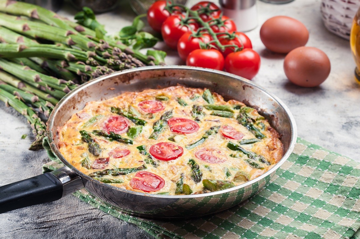 Frittata made of eggs, asparagus and tomatoes