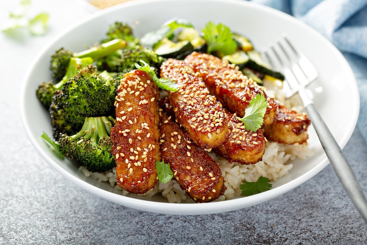 Teryaki tempeh with rice and vegetables