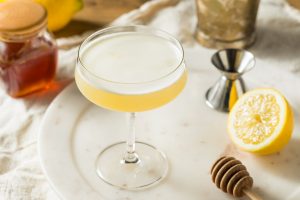 Φτιάχνουμε αρωματική Ginger vodka στο σπίτι κι απολαμβάνουμε ένα γιορτινό Ginger sour