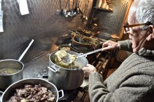 Η γαστρονομία «εν τόπω και εν χρόνω» στο νέο βιβλίο «Γαστρονομικές Κοινότητες» του Γιώργου Πίττα