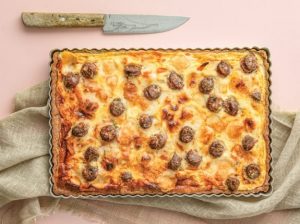 tarta-poluspori-glukopatata-loukaniko-graviera-430×575