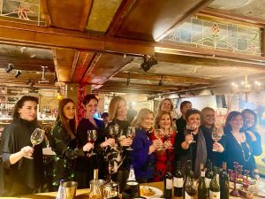 Στο Upper Athens Bistro οι γυναίκες του κρασιού ευχήθηκαν «χρόνια πολλά» για καλό σκοπό