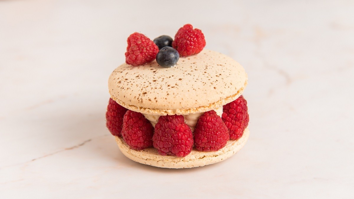 μακαρον-με-φρεσκα-φραμπουαζ