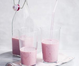 Smoothie με φιστικοβούτυρο, μπανάνα και μούρα