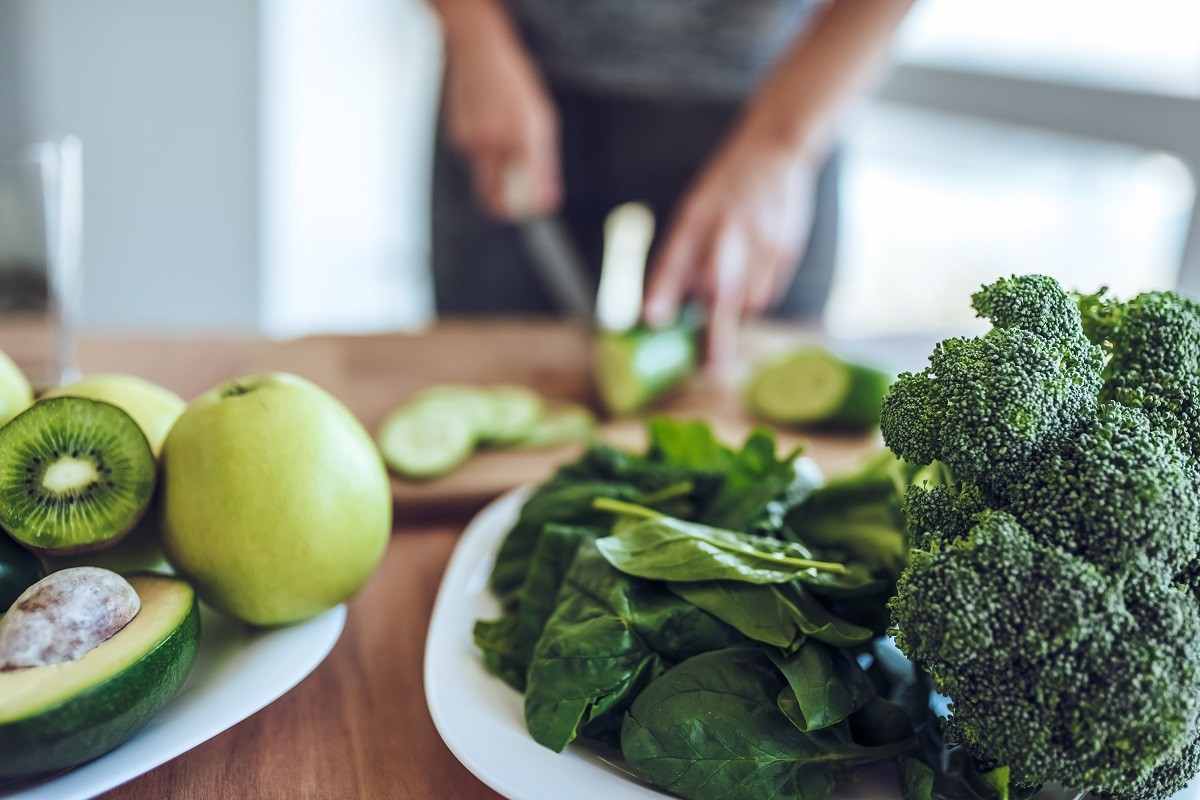 Sporty young woman with healthy food