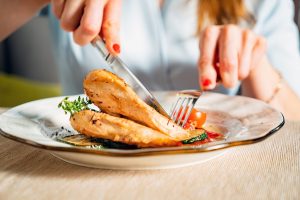 5 βασικές συμβουλές από τον ΕΟΔΥ για την ασφαλέστερη κατανάλωση τροφίμων