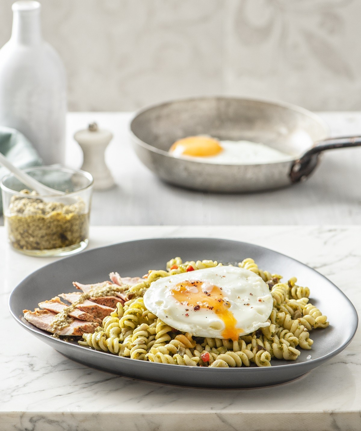 pennes me pesto apaki kai thganhto avgo