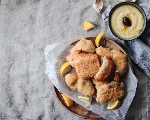 GIA ANOIGMA – mpakaliaros-se-kourkouti-mpiras-kai-skordalia-mikri-575×722 (1)