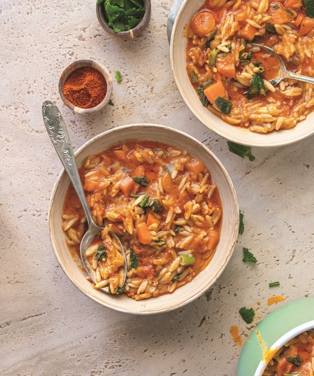 Manestra me kokkinopipero-anoigma