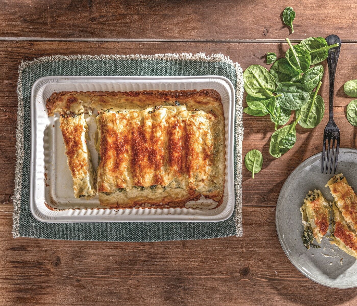 kanelonia me prasa maniitaria spanaki kai ladoturi