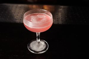 Pink cocktail: Φτιάχνουμε ροζ κοκτέιλ με βάση το τζιν