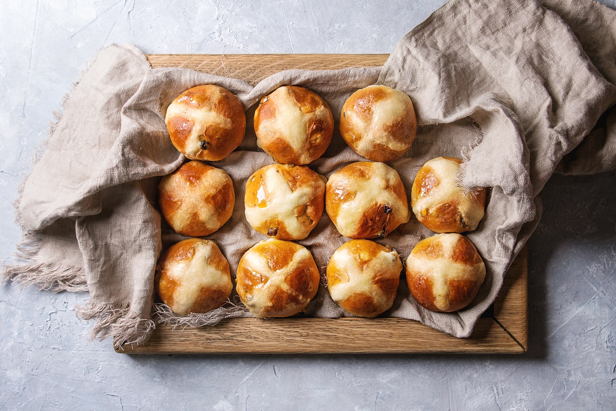 Homemade,Easter,Traditional,Hot,Cross,Buns,On,Wooden,Tray,With