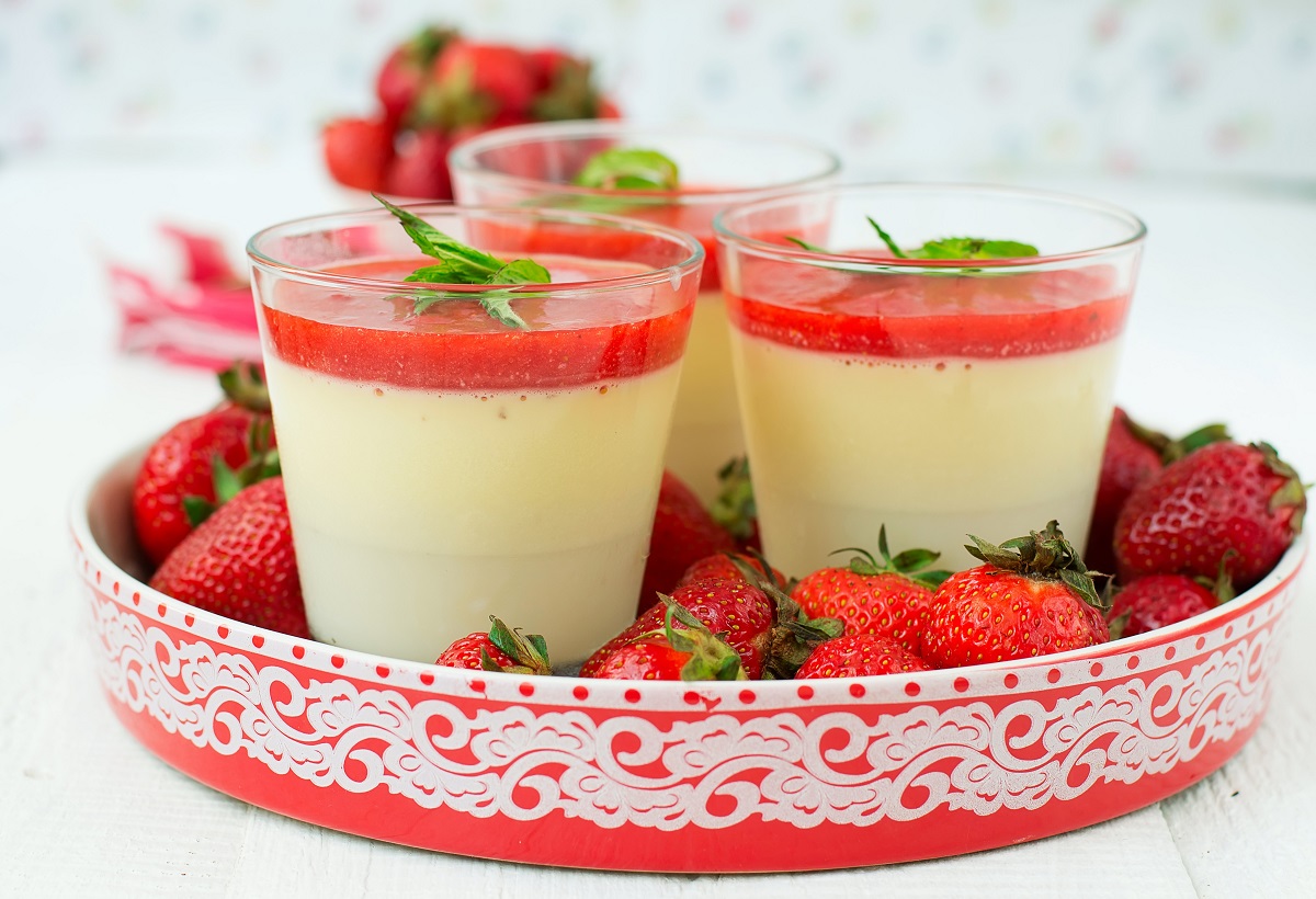 Vanilla panna cotta with berry sauce