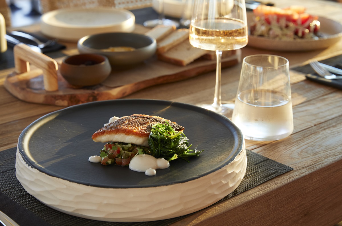 white coast milos anoigma