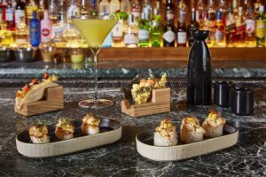 Kοκτέιλ και fingerfood στο Bar8 του GB RooF Garden Restaurant
