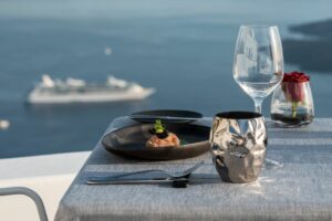 Γαστρονομικά events και οινογνωσίες στο νέο Varoulko Santorini