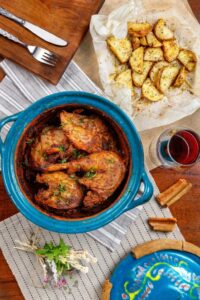 kokoras-stin-gastra-mikri-683×1024 (1)