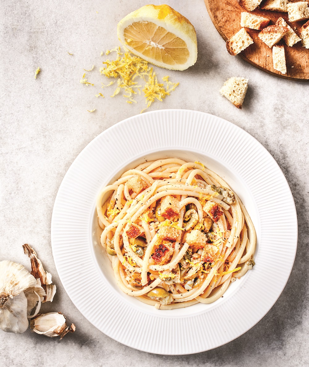 spagetti me elies kai skordata mboukounia-anoigma