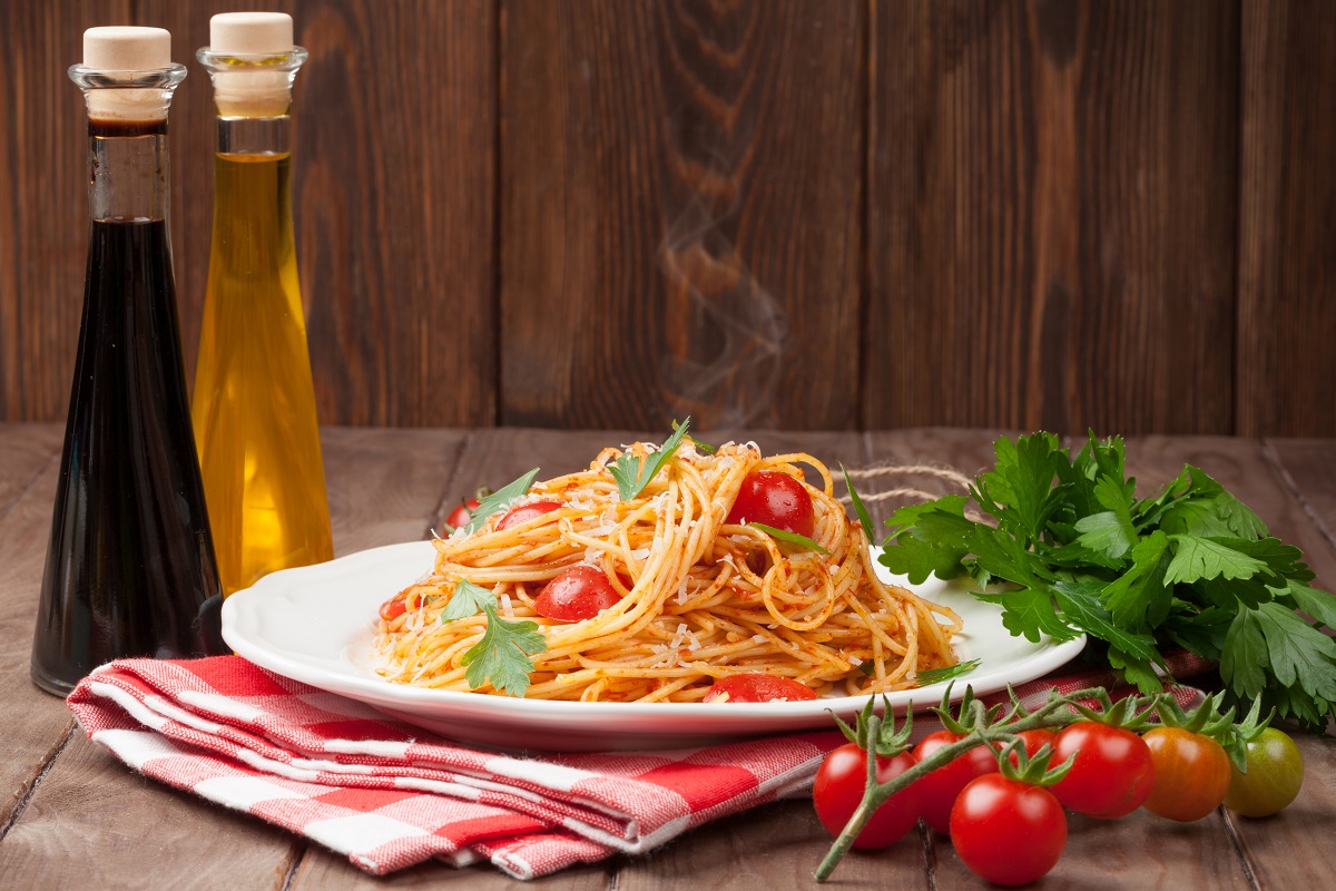 Spaghetti pasta with tomatoes and parsley