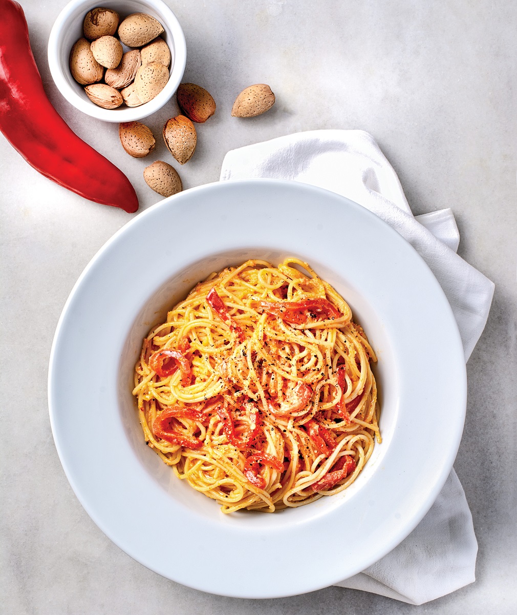 spagetti me salsa psitis piperias mikri