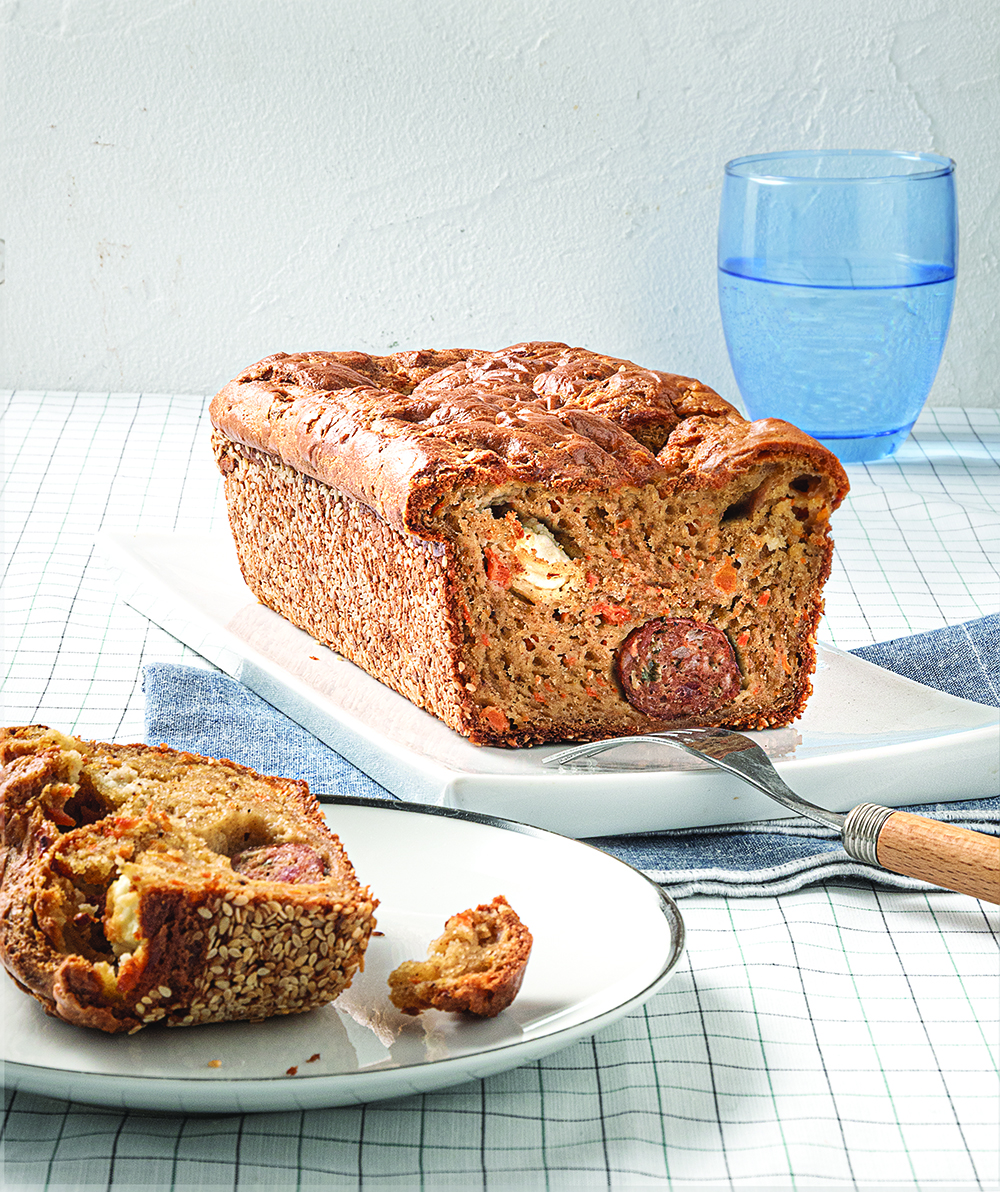 Cake karotou me loukaniko